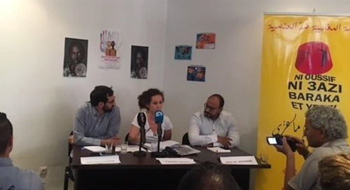 Conférence de presse d’une campagne associative devant des journalistes