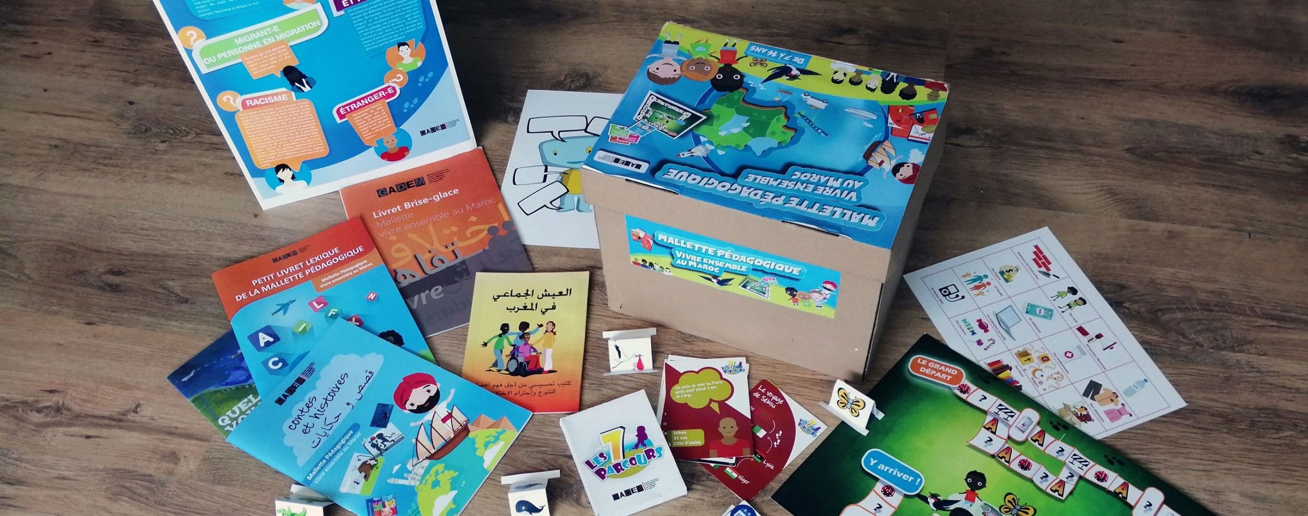 Mallette pédagogique Vivre ensemble au Maroc : boîte, livrets, cartes et supports de jeu
